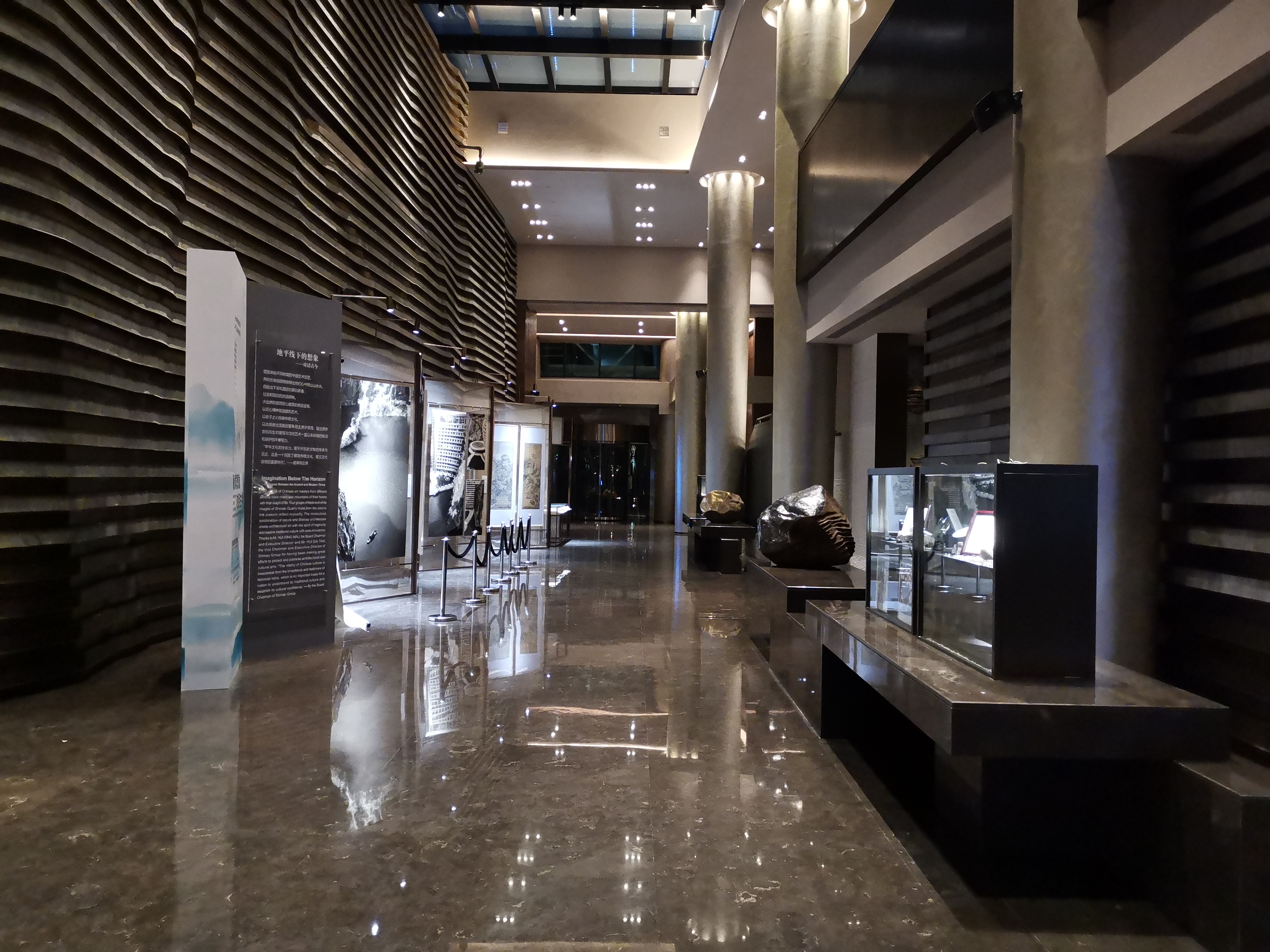 ▼前台背后有酒店建造历程的展示
