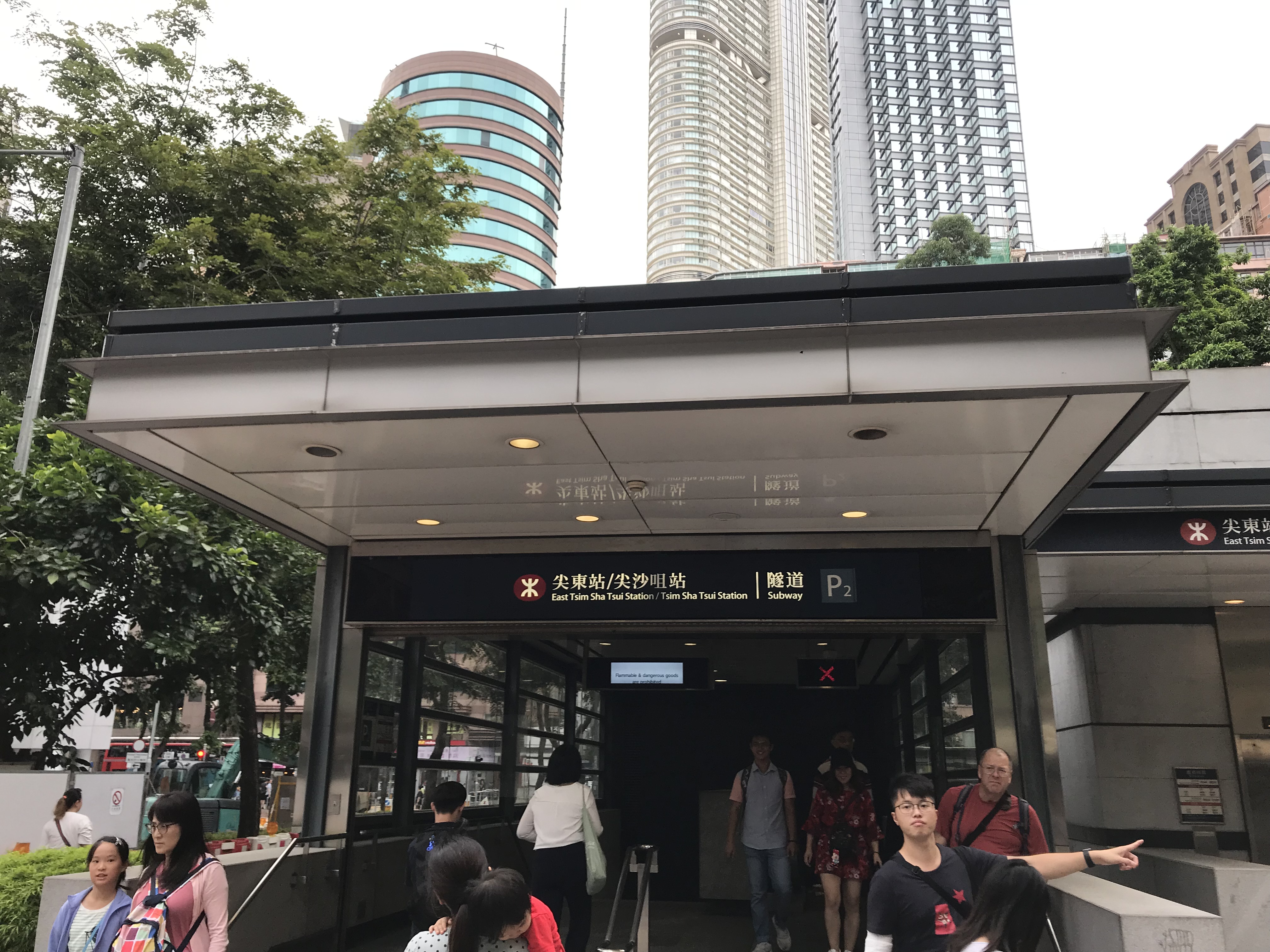 在尖沙咀/尖东地铁站p2出口出走3-5分钟就到了