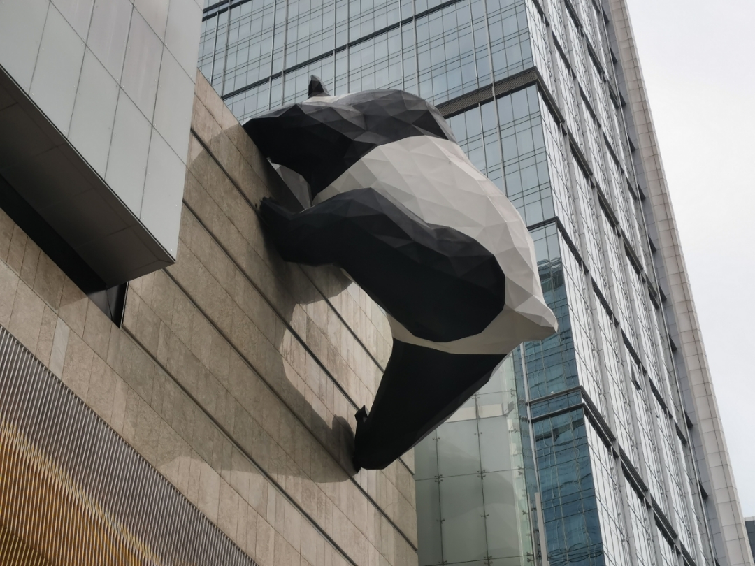 成都趴着大熊猫的商场,成都大熊猫爬楼的地方,成都地标大熊猫雕塑_大山谷图库