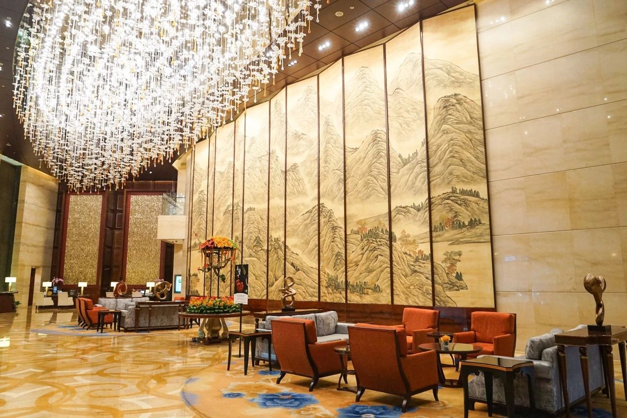 海滨城市中心的繁华青岛香格里拉大酒店