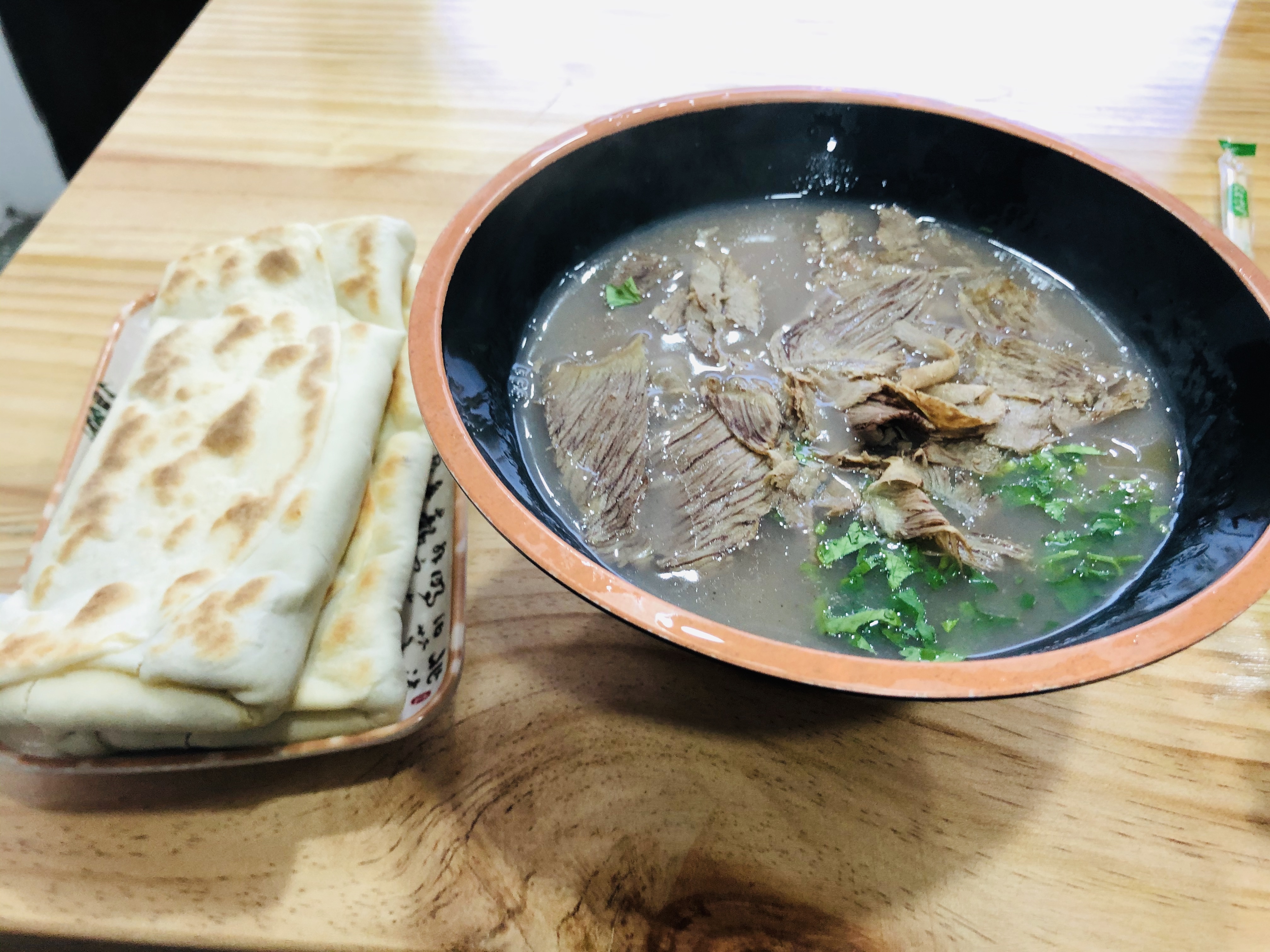 早餐在酒店附近一家小店吃的,火烧,牛肉糁(有点像胡辣汤)