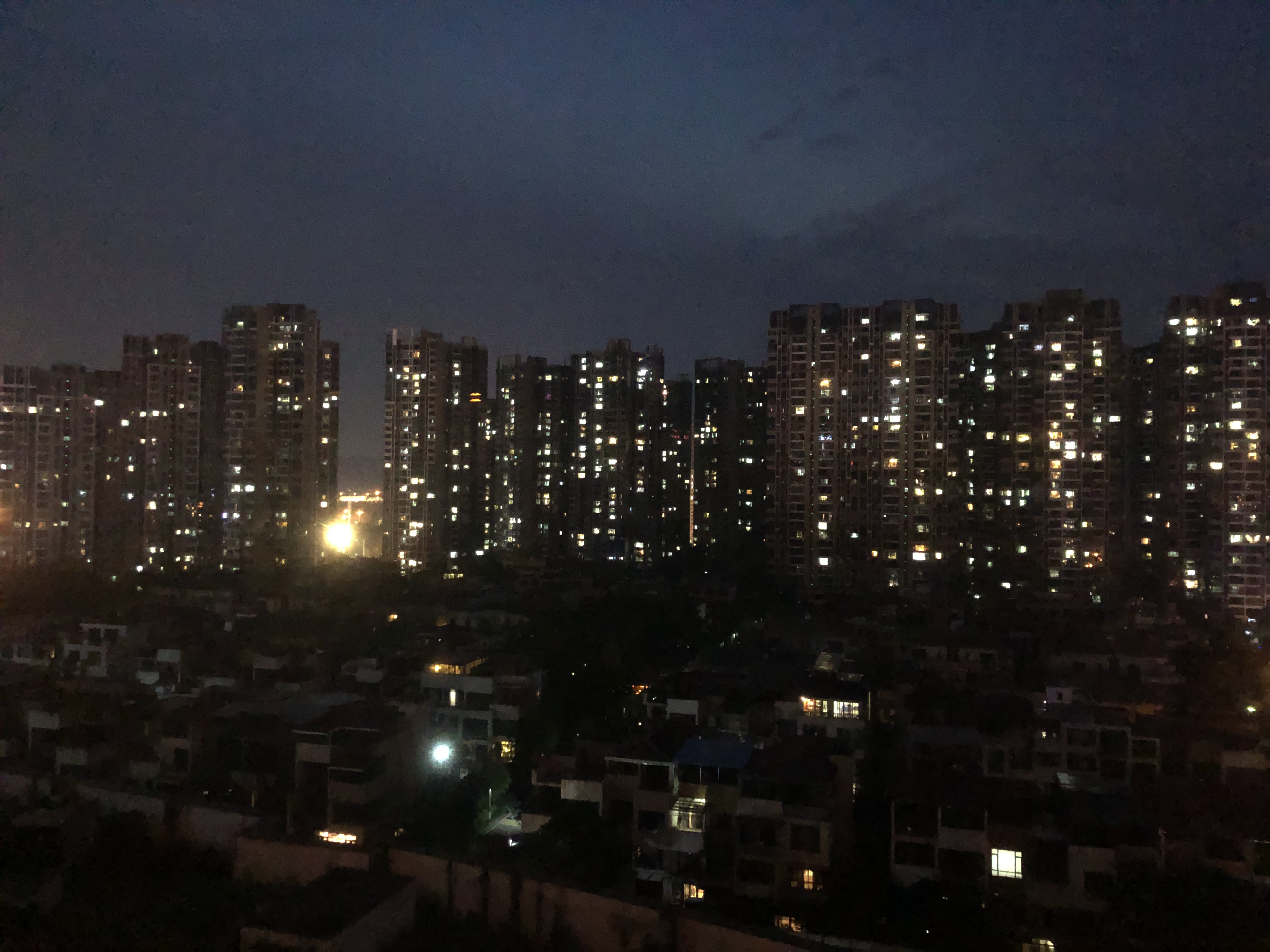 周边就没出去转了,放个窗外夜景