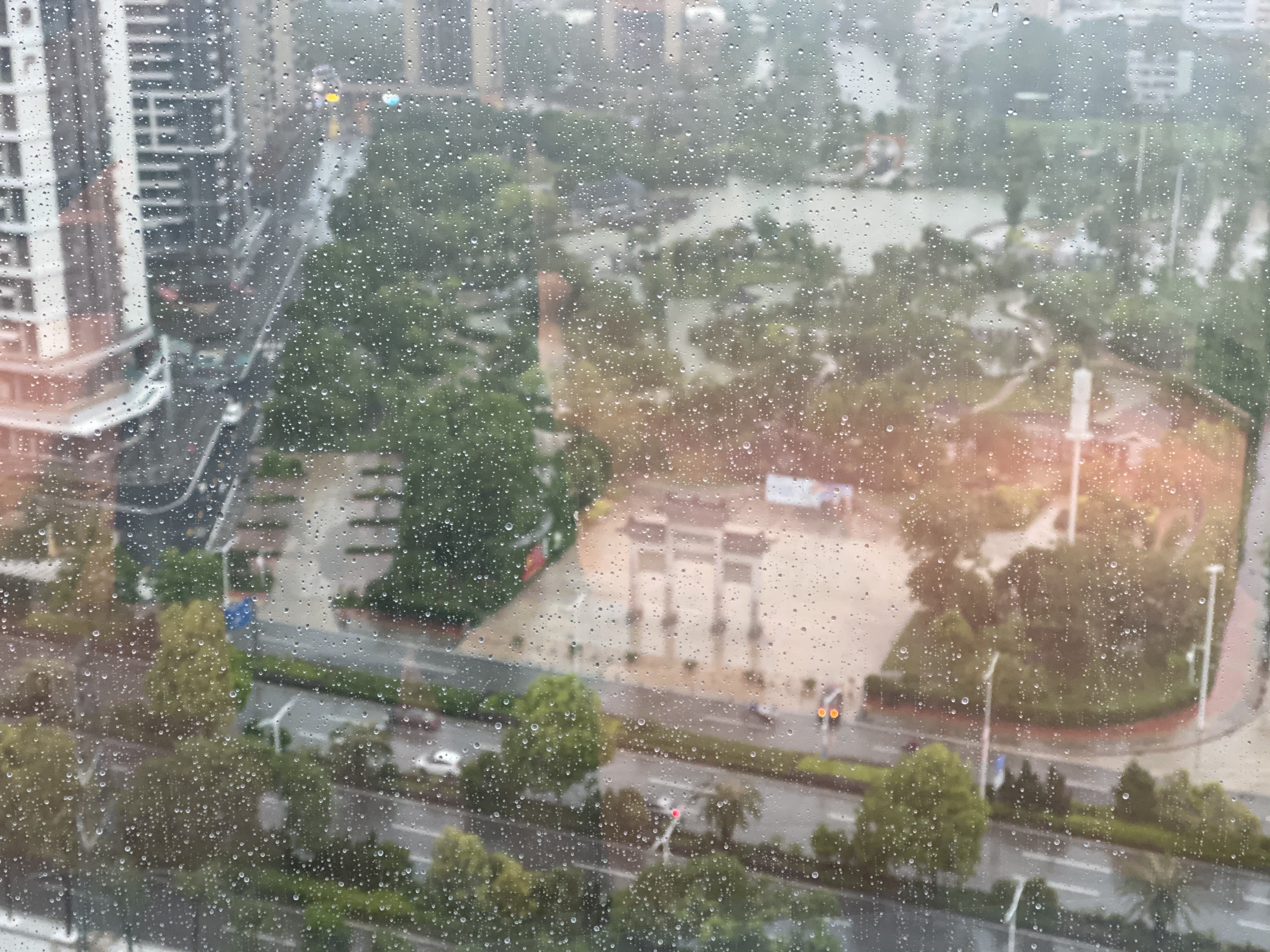 下雨时的窗外