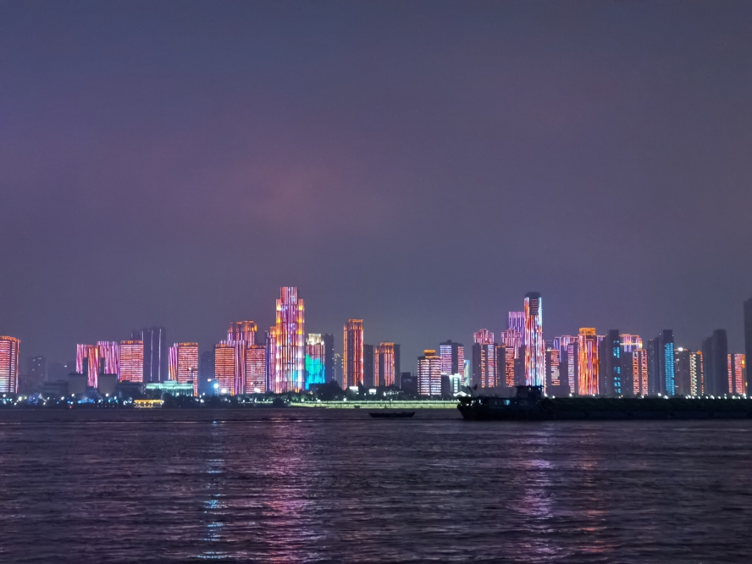 晚上去逛了逛江汉路,然后顺江岸北上,武汉的夜景,尤其是沿江的江景