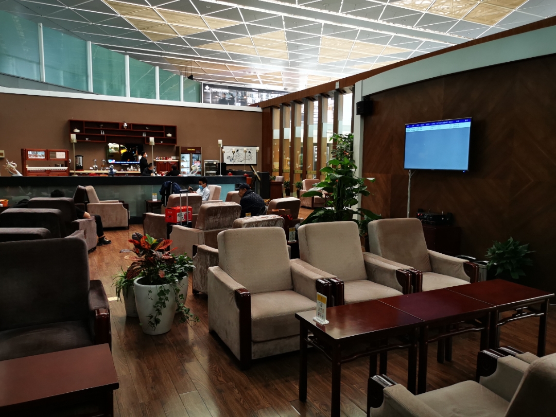 【携程攻略】长乐国际机场，比南京飞机场小很多也旧很多，里面商铺也很少，选择性低了。可以坐的…