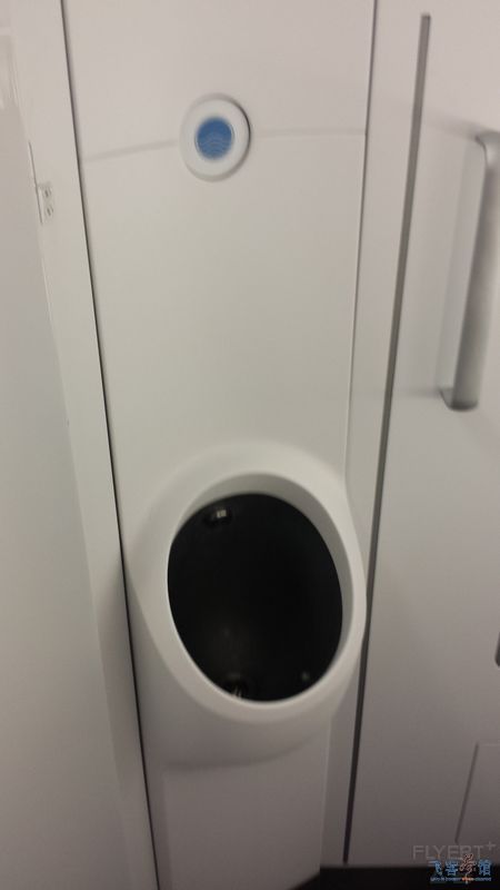 【汉莎又送RIMOWA啦】记第一次洲际头等PVG-FRA-DTW上（A380七椅一床超详细报告）