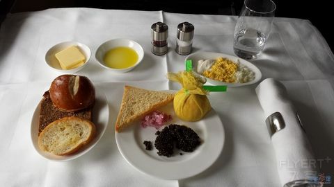 【汉莎又送RIMOWA啦】记第一次洲际头等PVG-FRA-DTW上（A380七椅一床超详细报告）