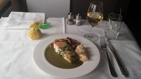 【汉莎又送RIMOWA啦】记第一次洲际头等PVG-FRA-DTW上（A380七椅一床超详细报告）