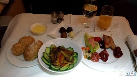 【汉莎又送RIMOWA啦】记第一次洲际头等PVG-FRA-DTW上（A380七椅一床超详细报告）