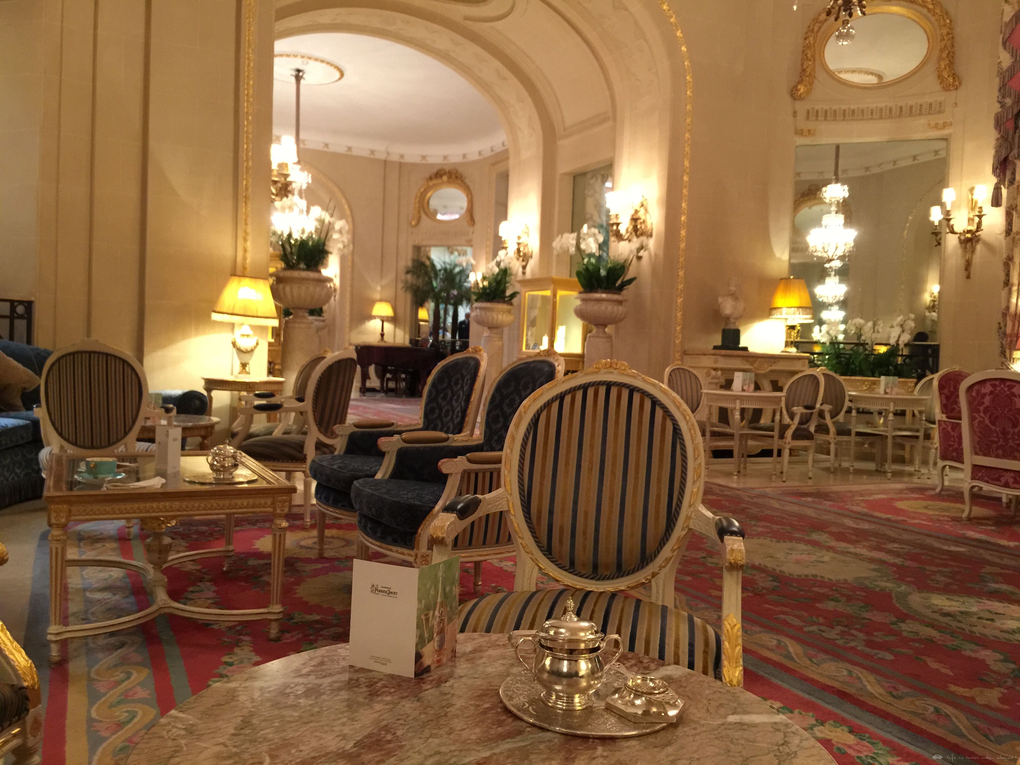 ׷ THE RITZ London