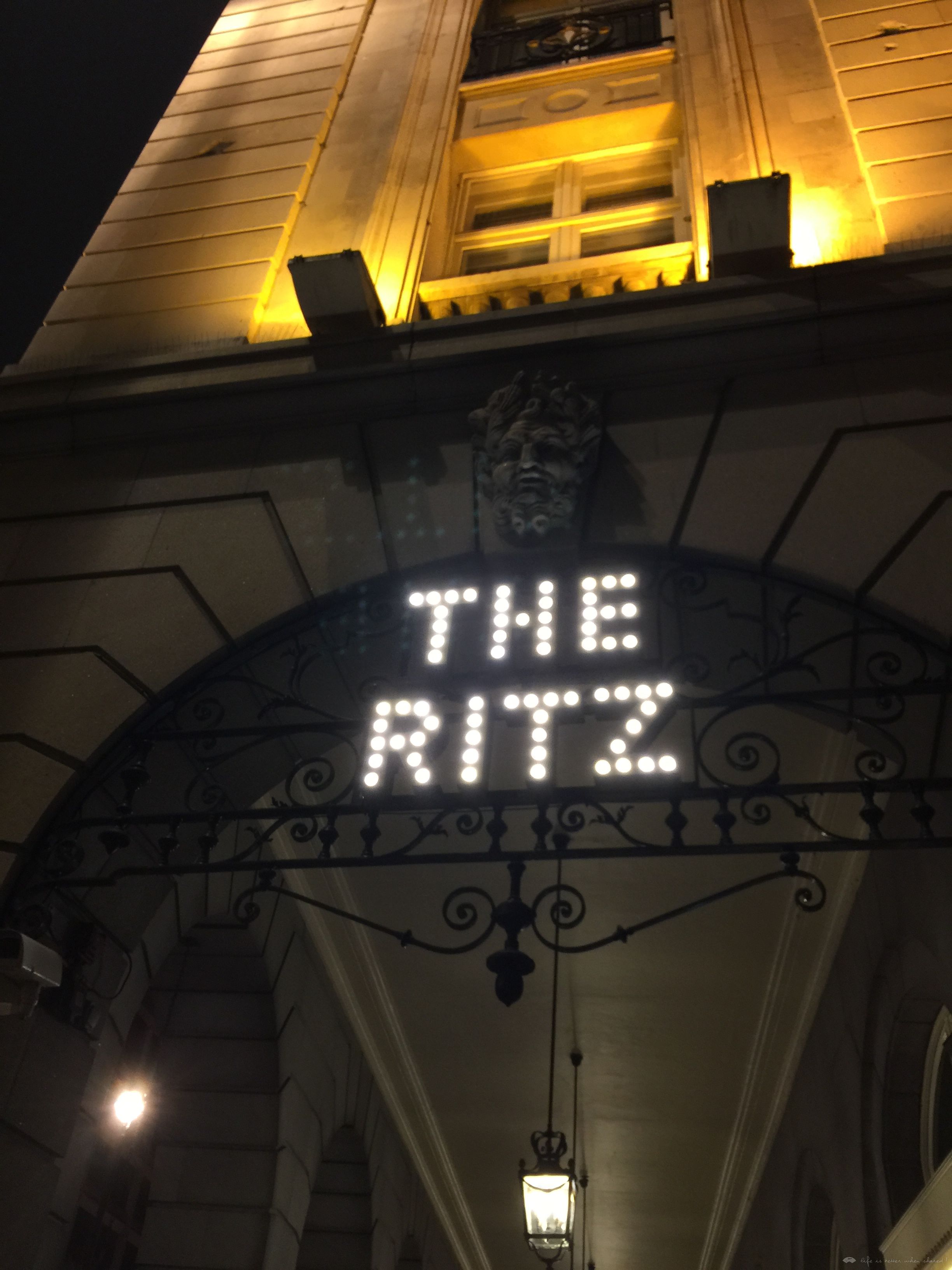 ׷ THE RITZ London