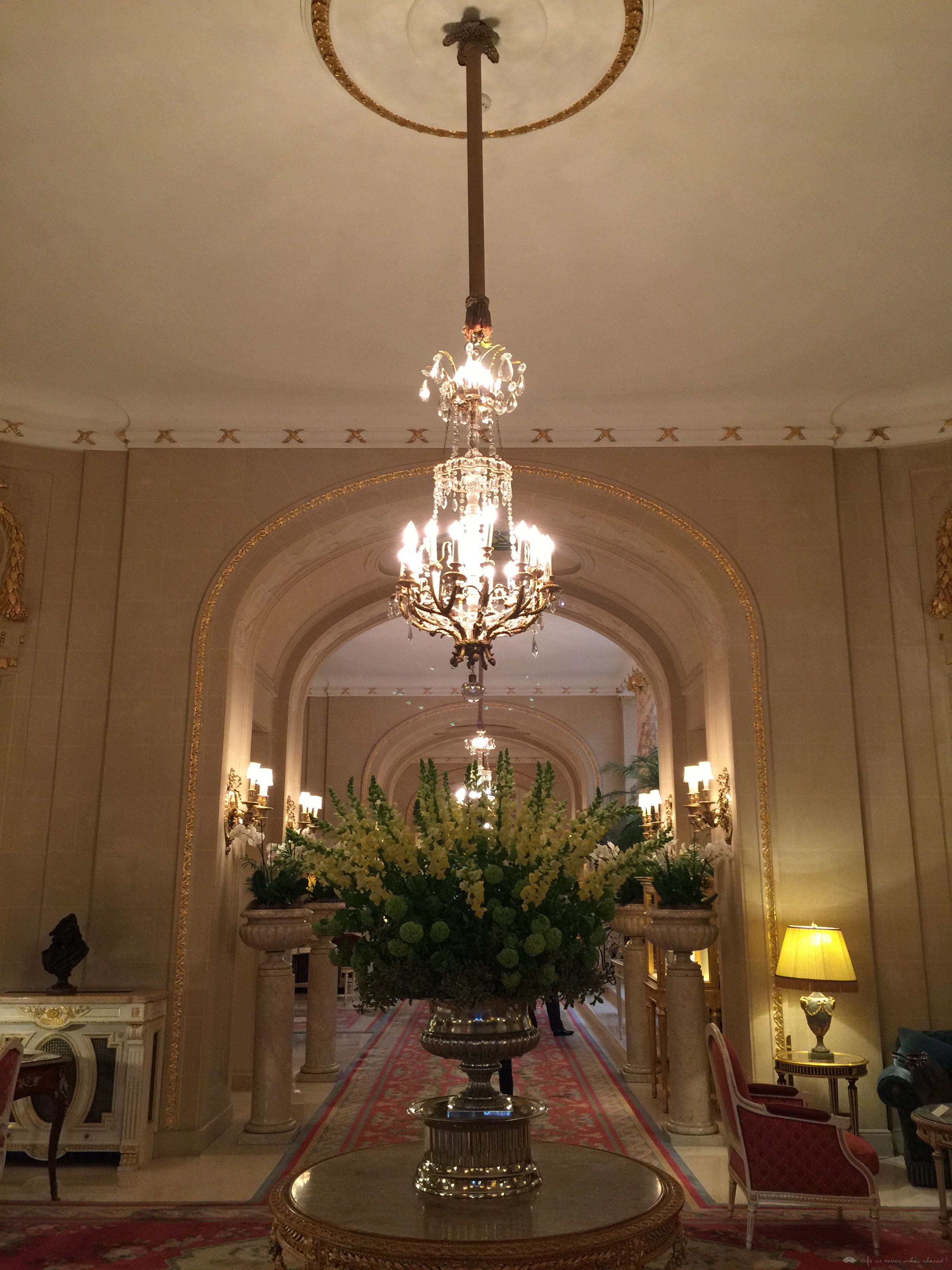 ׷ THE RITZ London