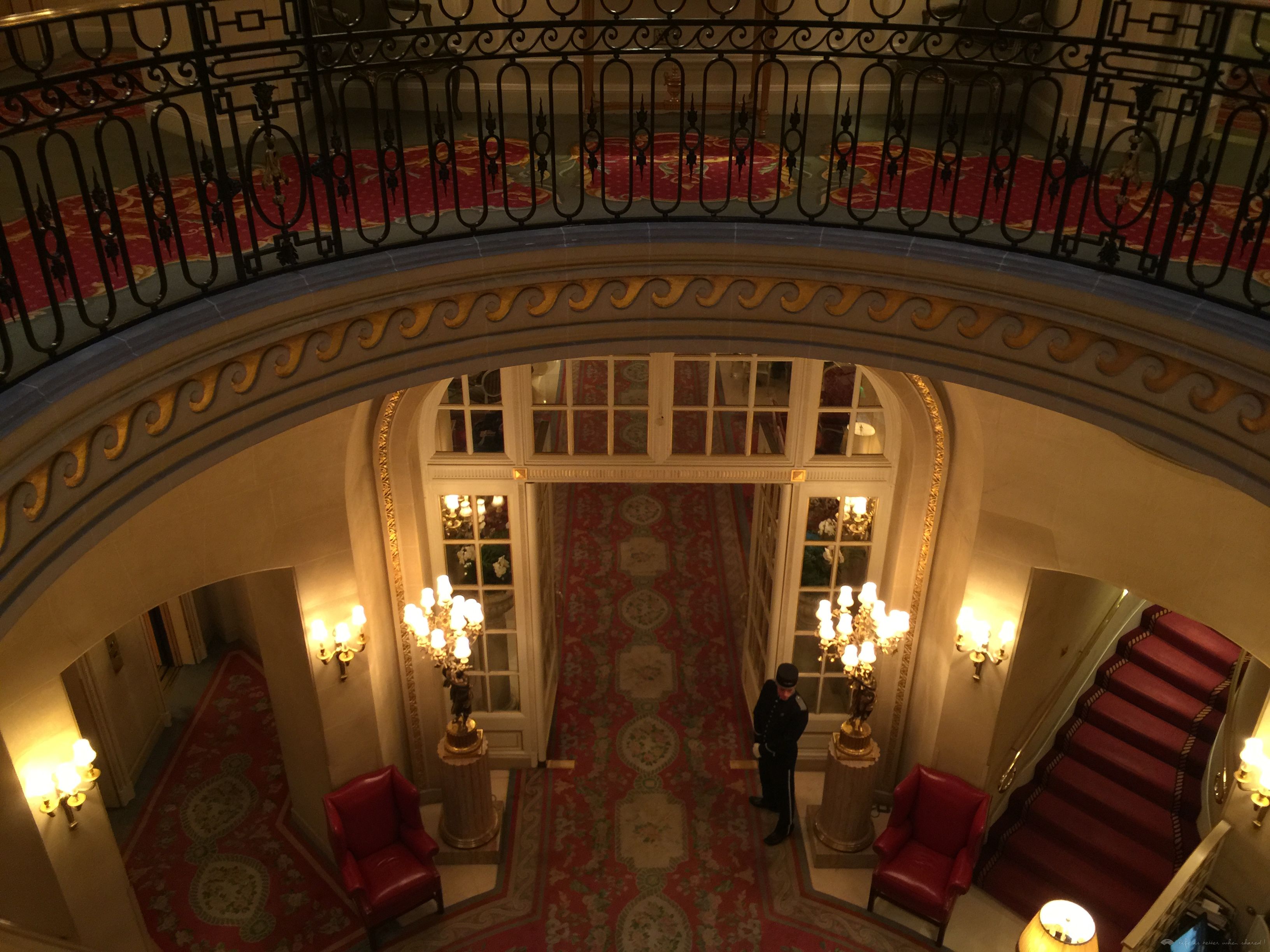 ׷ THE RITZ London