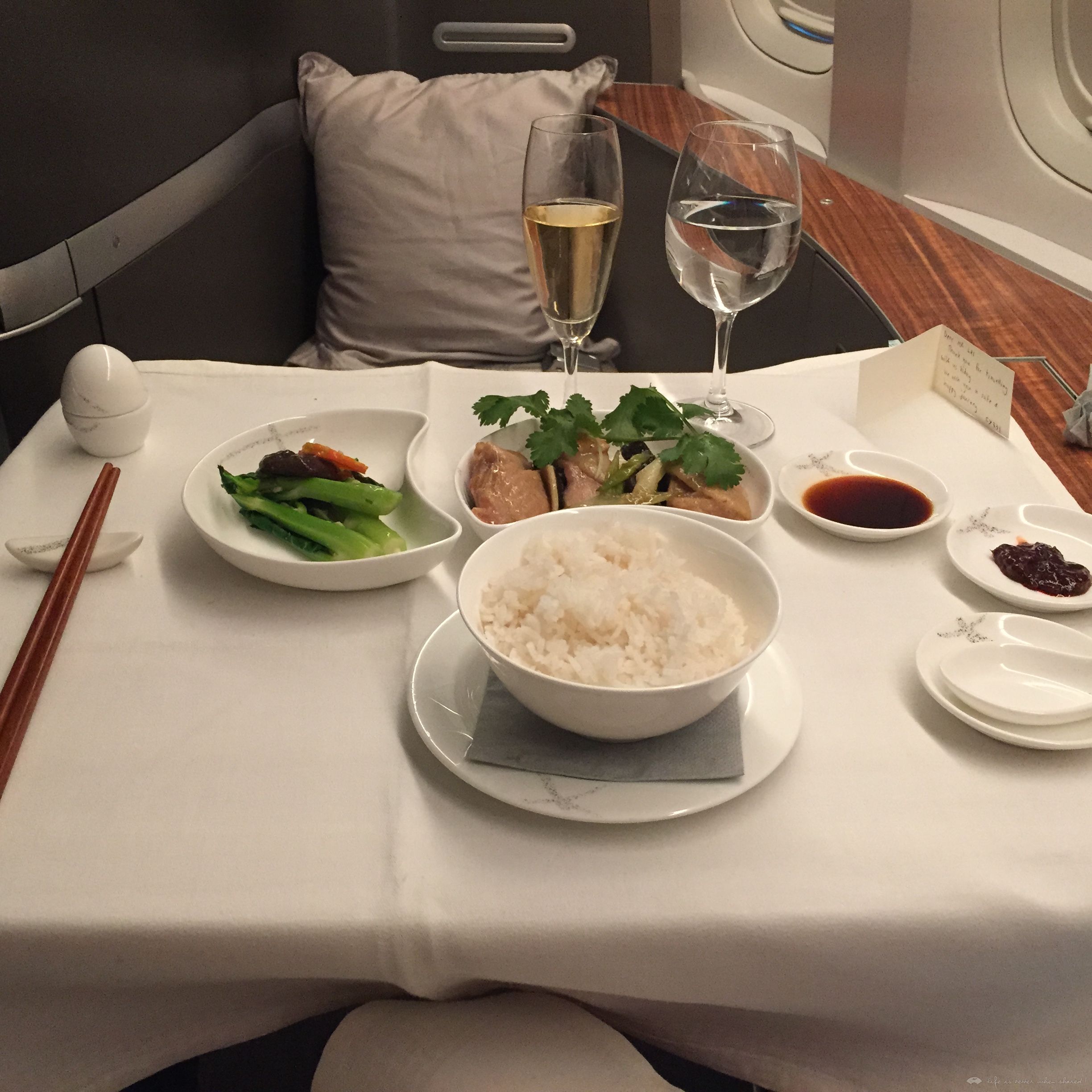 ̩^ CX831 JFK-HKG First Class (ܽ^MBA Lounge & ҊKaty Perry)