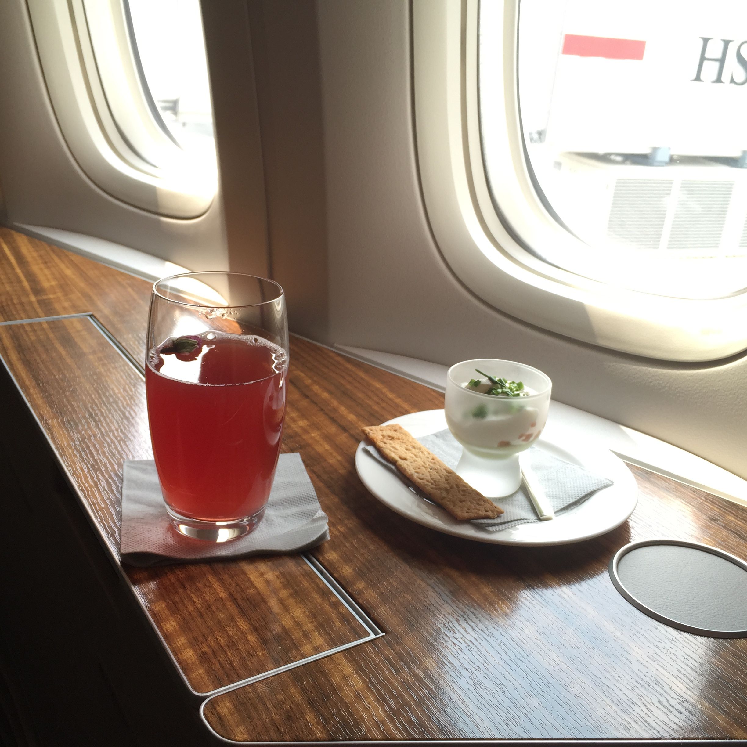 ̩^ CX831 JFK-HKG First Class (ܽ^MBA Lounge & ҊKaty Perry)