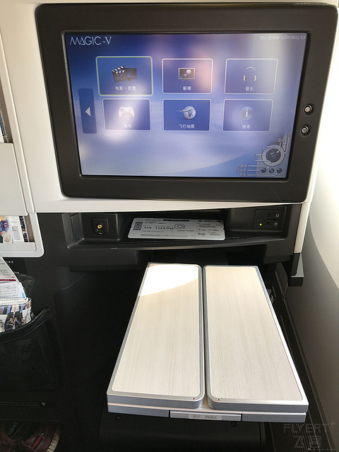 电视机下的小储物空间