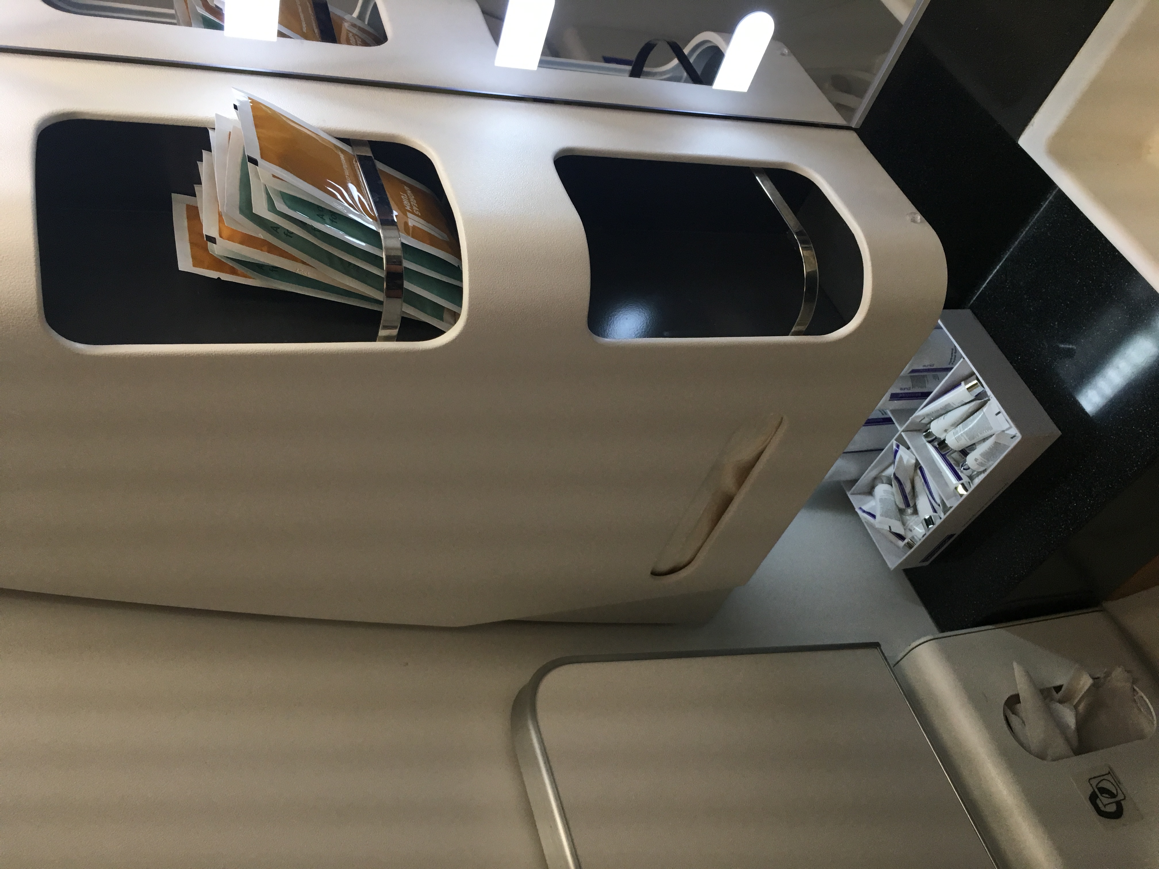 סʿ飬ʿ LAXZRH 콢77W Biz Class