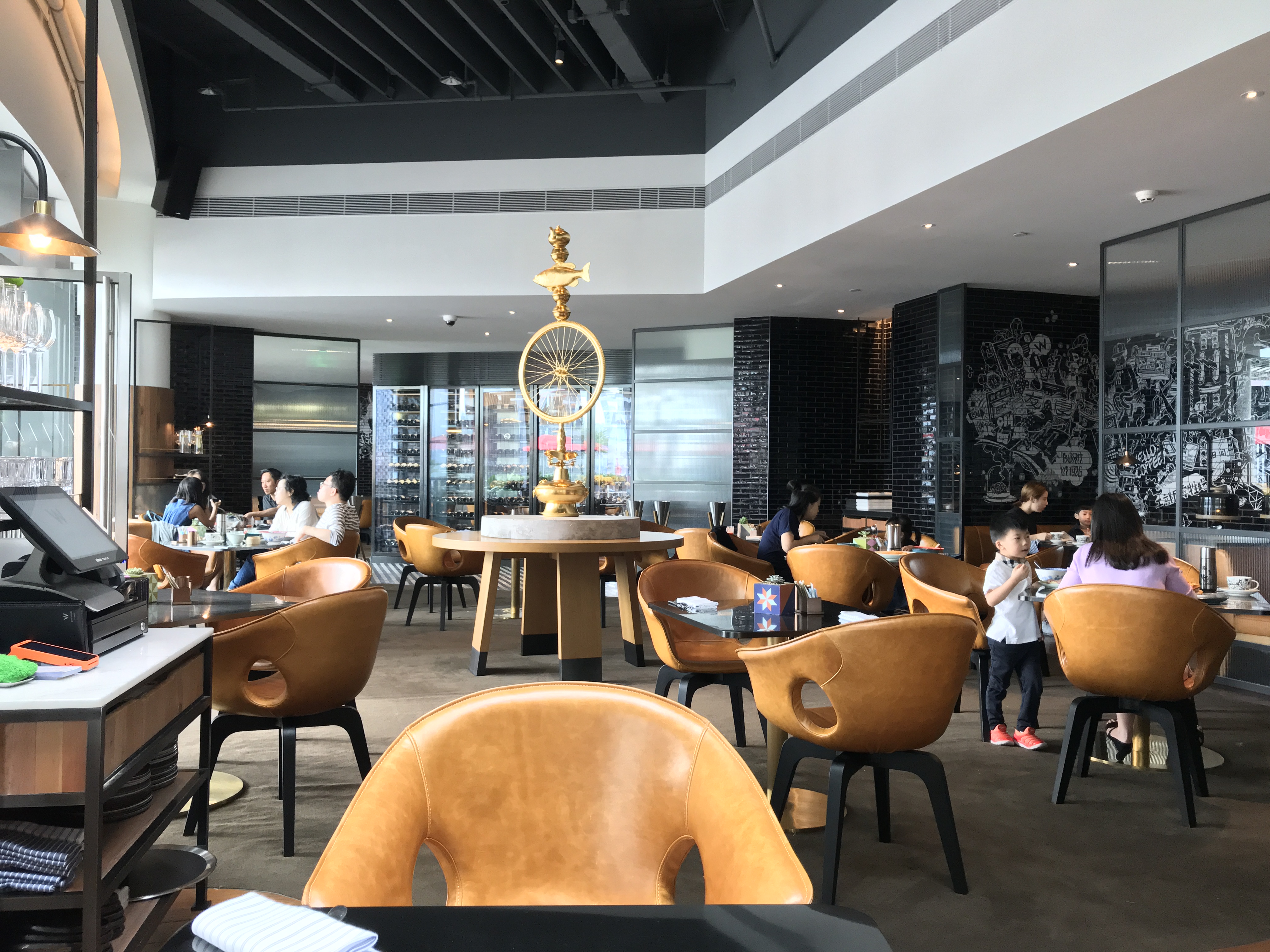 上海W酒店深入体验，全部8种房型介绍。另附6家米其林餐厅美食推荐。