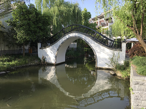 杨柳依依，流水潺潺，蛙聒鸟鸣，悠然入眠。西溪悦榕庄小住。