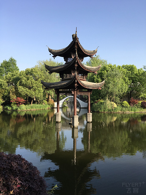 杨柳依依，流水潺潺，蛙聒鸟鸣，悠然入眠。西溪悦榕庄小住。