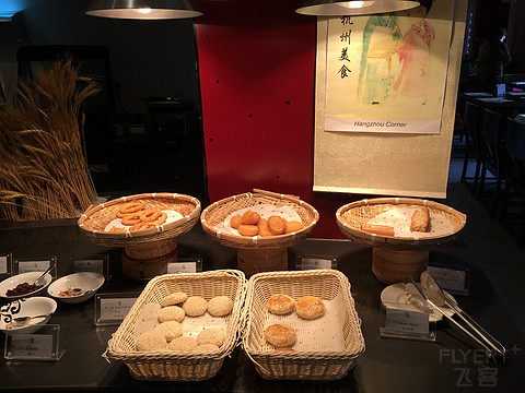杨柳依依，流水潺潺，蛙聒鸟鸣，悠然入眠。西溪悦榕庄小住。