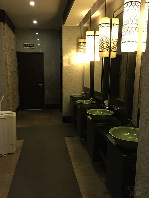 杨柳依依，流水潺潺，蛙聒鸟鸣，悠然入眠。西溪悦榕庄小住。