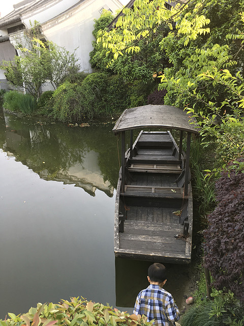 杨柳依依，流水潺潺，蛙聒鸟鸣，悠然入眠。西溪悦榕庄小住。
