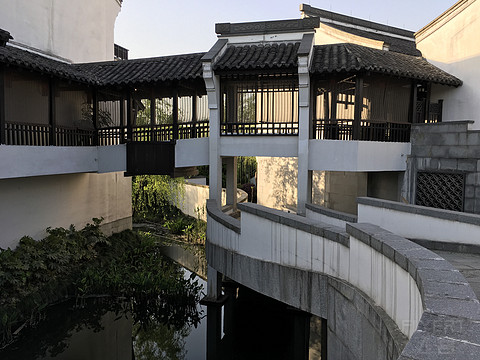 杨柳依依，流水潺潺，蛙聒鸟鸣，悠然入眠。西溪悦榕庄小住。