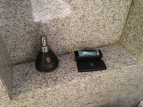 杨柳依依，流水潺潺，蛙聒鸟鸣，悠然入眠。西溪悦榕庄小住。