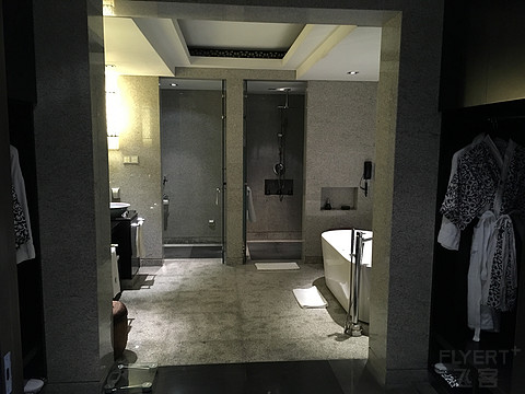 杨柳依依，流水潺潺，蛙聒鸟鸣，悠然入眠。西溪悦榕庄小住。