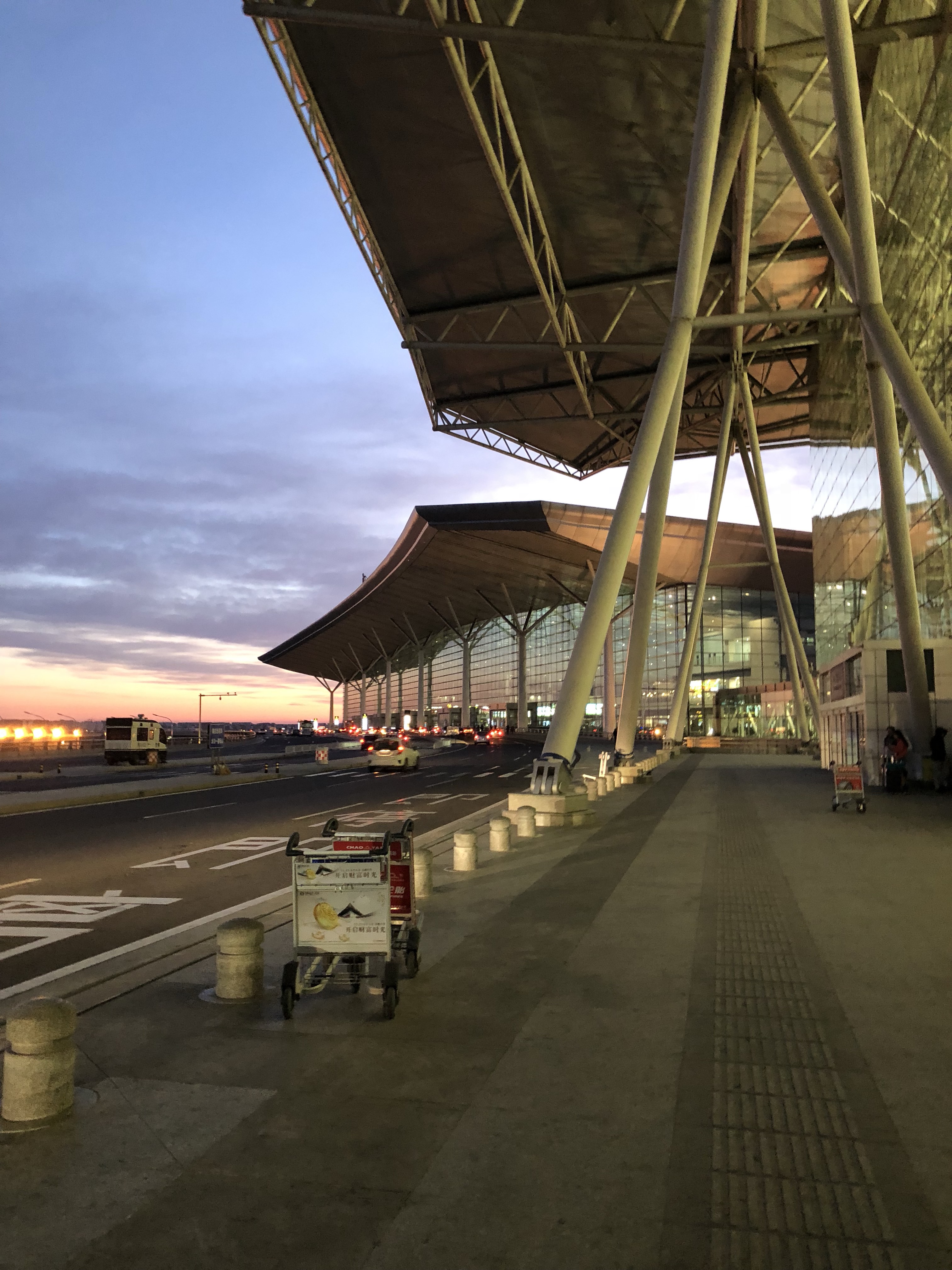 FlightTSN-HKG CA103 B738 Y