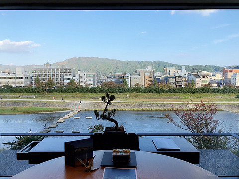 鸭川河畔望东山-京都丽思卡尔顿酒店