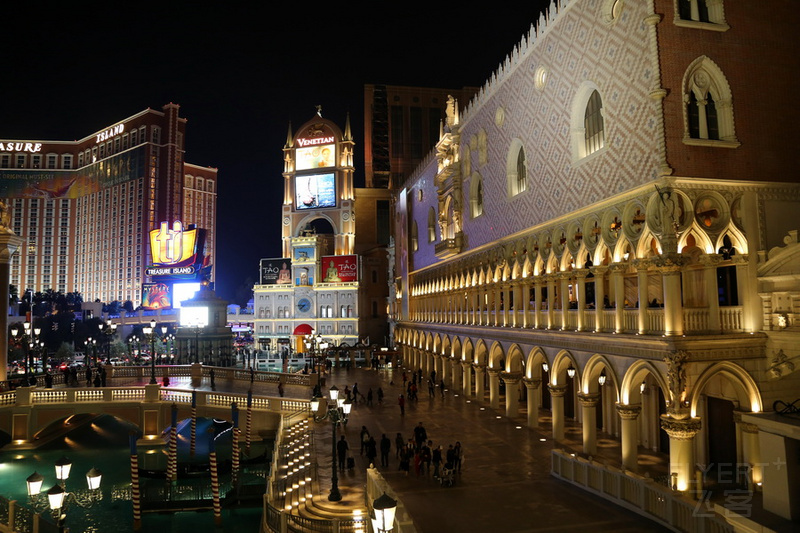 Nevada--Las Vegas The Venetian Las Vegas Exterior at Night (10).JPG