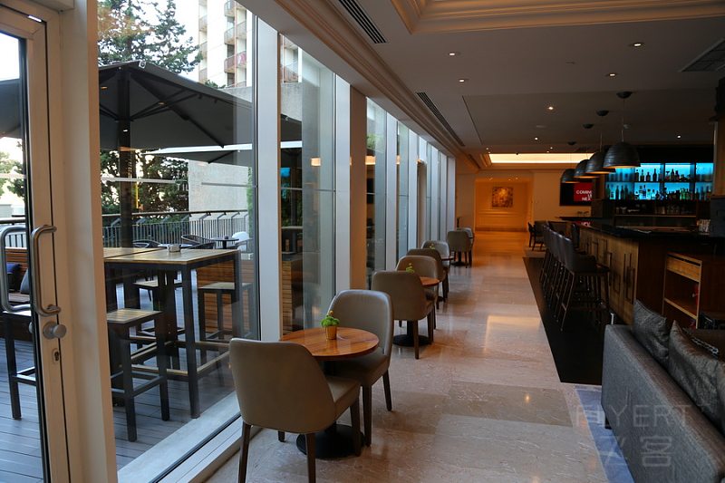 Lisbon--Lisbon Marriott Hotel Executive Lounge (1).JPG