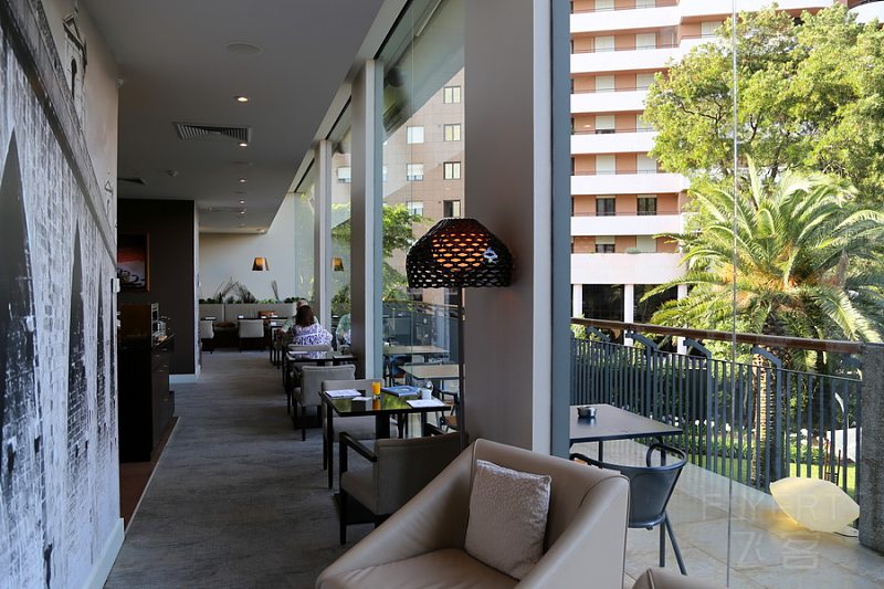 Lisbon--Lisbon Marriott Hotel Executive Lounge (5).JPG