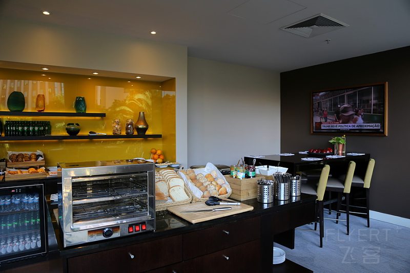 Lisbon--Lisbon Marriott Hotel Executive Lounge (7).JPG
