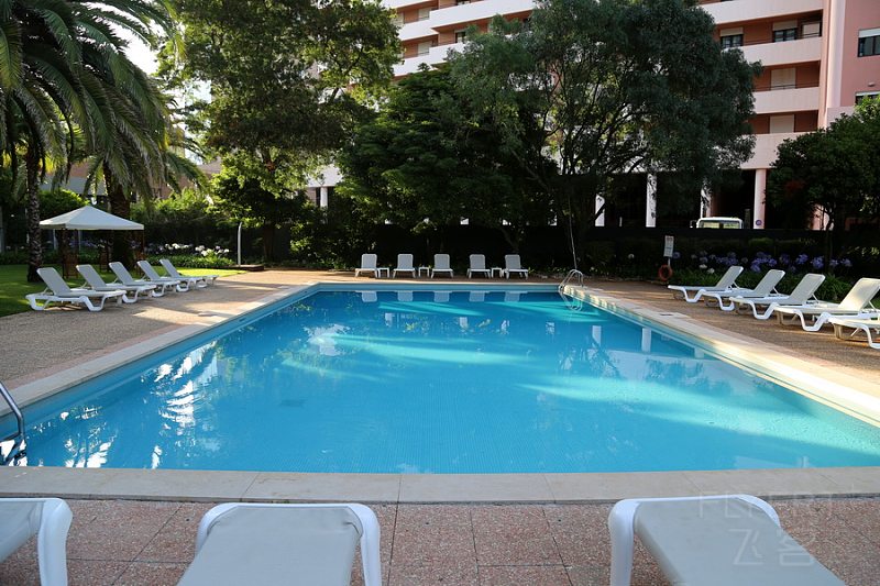 Lisbon--Lisbon Marriott Hotel Garden (2).JPG