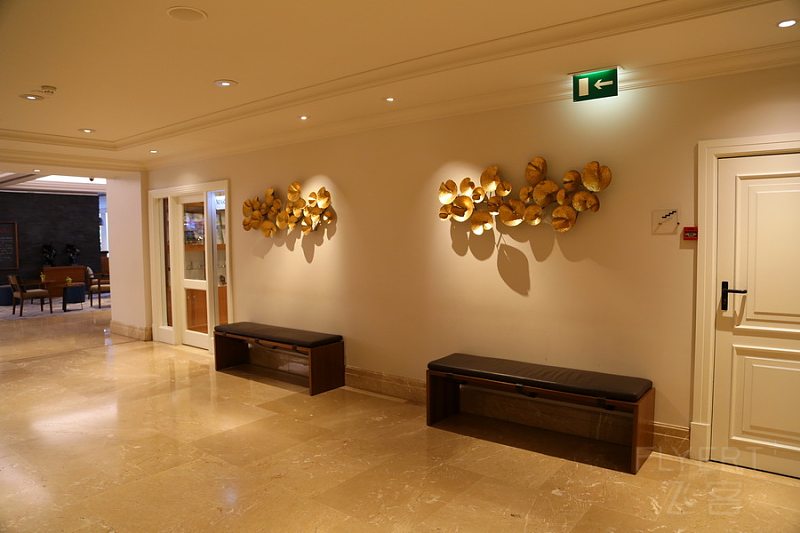 Lisbon--Lisbon Marriott Hotel Lobby (2).JPG