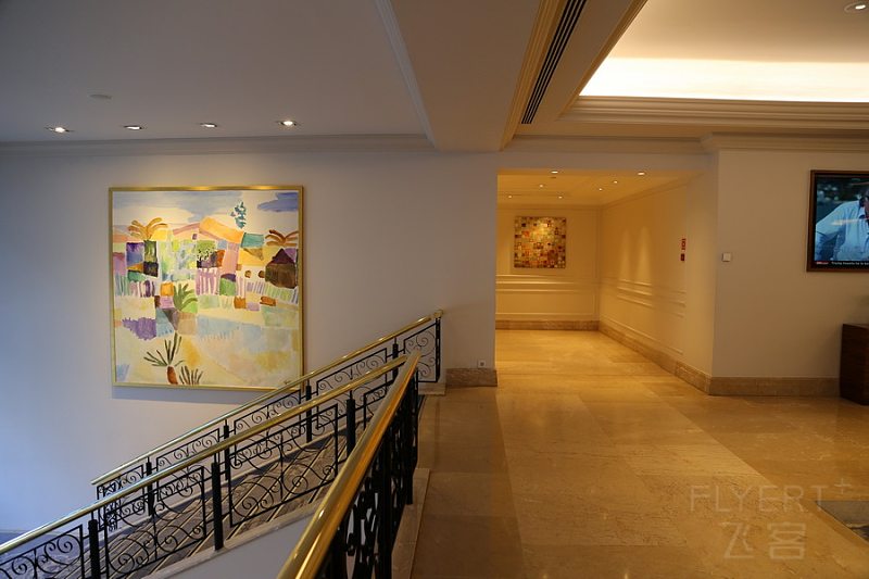 Lisbon--Lisbon Marriott Hotel Lobby (5).JPG