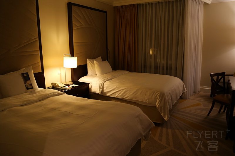 Lisbon--Lisbon Marriott Hotel Room (2).JPG