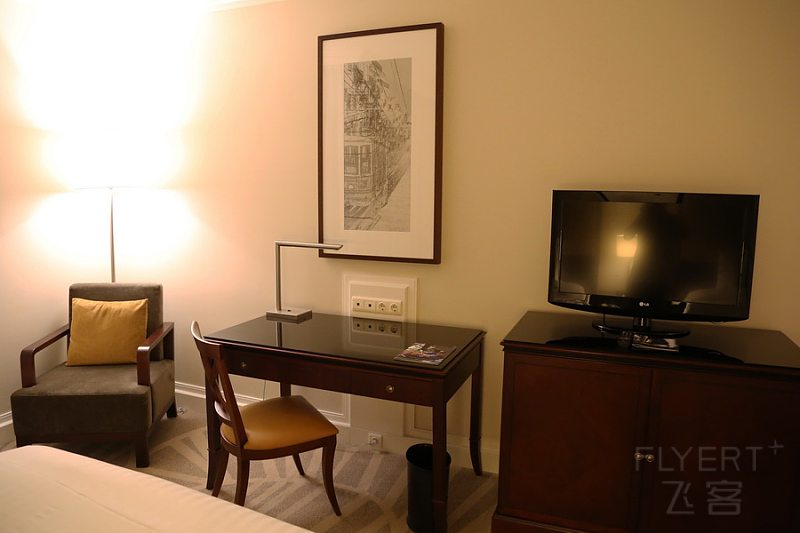 Lisbon--Lisbon Marriott Hotel Room (3).JPG