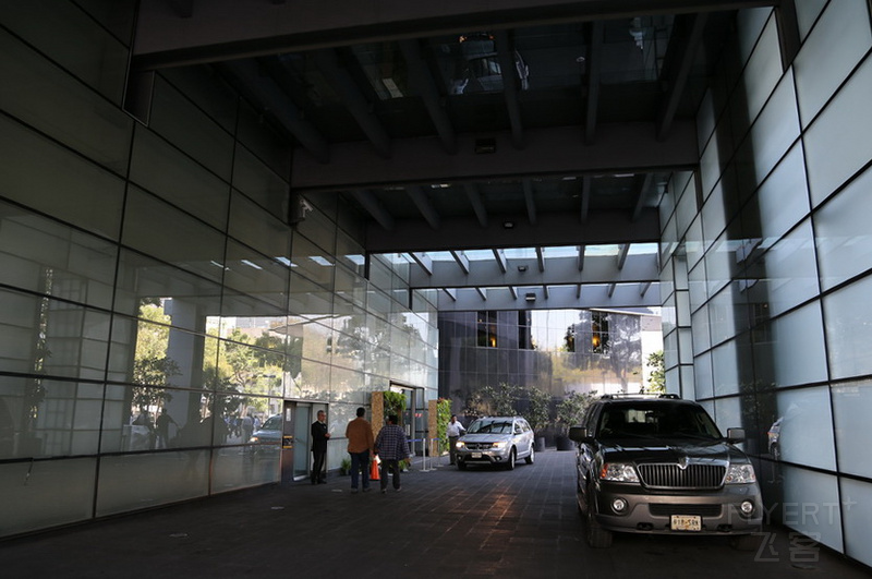 Mexico City--Hilton Mexico City Reforma Entrance.JPG