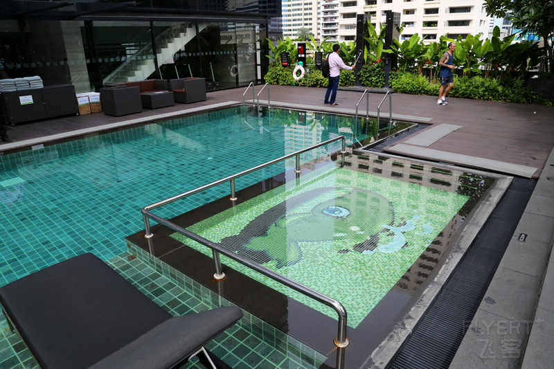 Bangkok--Holiday Inn Bangkok Sukhumvit Pool (12).JPG