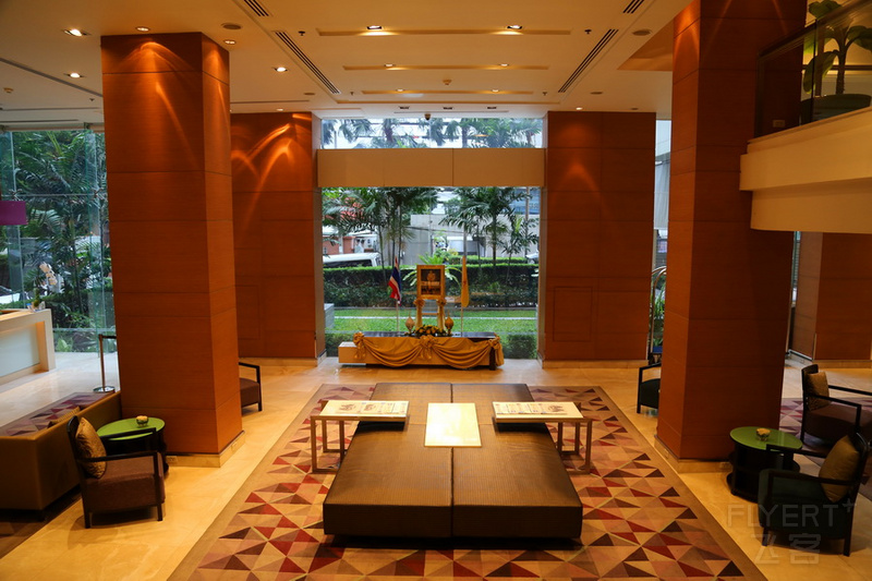 Bangkok--Courtyard by Marriott Bangkok Lobby (1).JPG