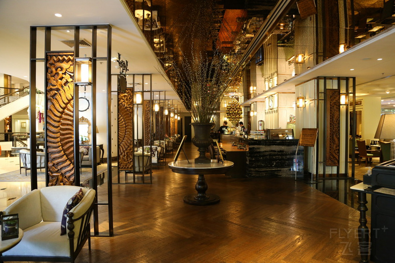 Bangkok--The Athenee Hotel a Luxury Collection Hotel Lobby (9).JPG