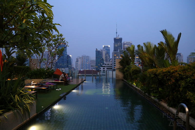 Bangkok--Aloft Bangkok Sukhumvit 11 Pool (9).JPG