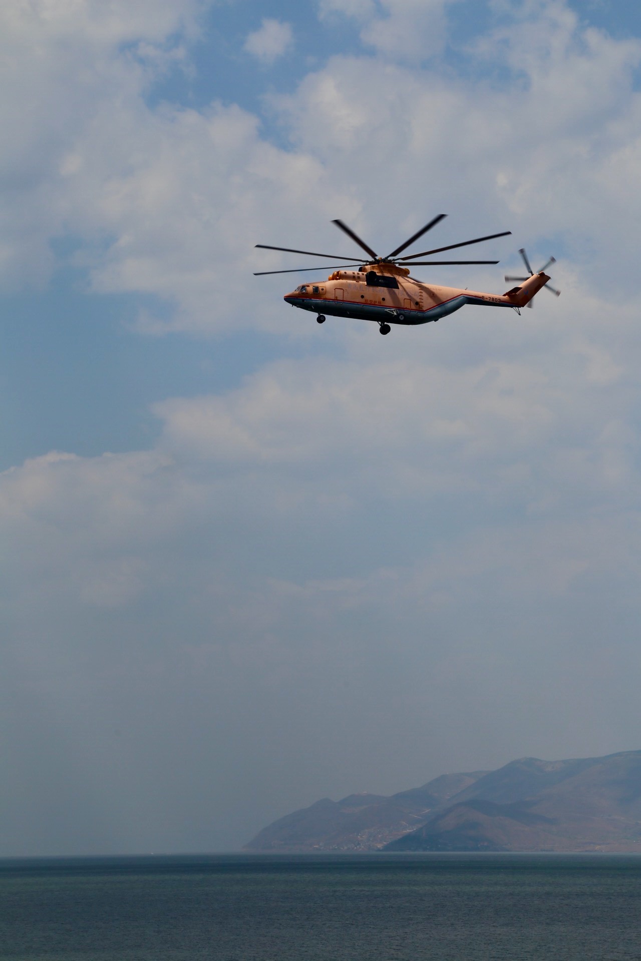 直升机洱海图片