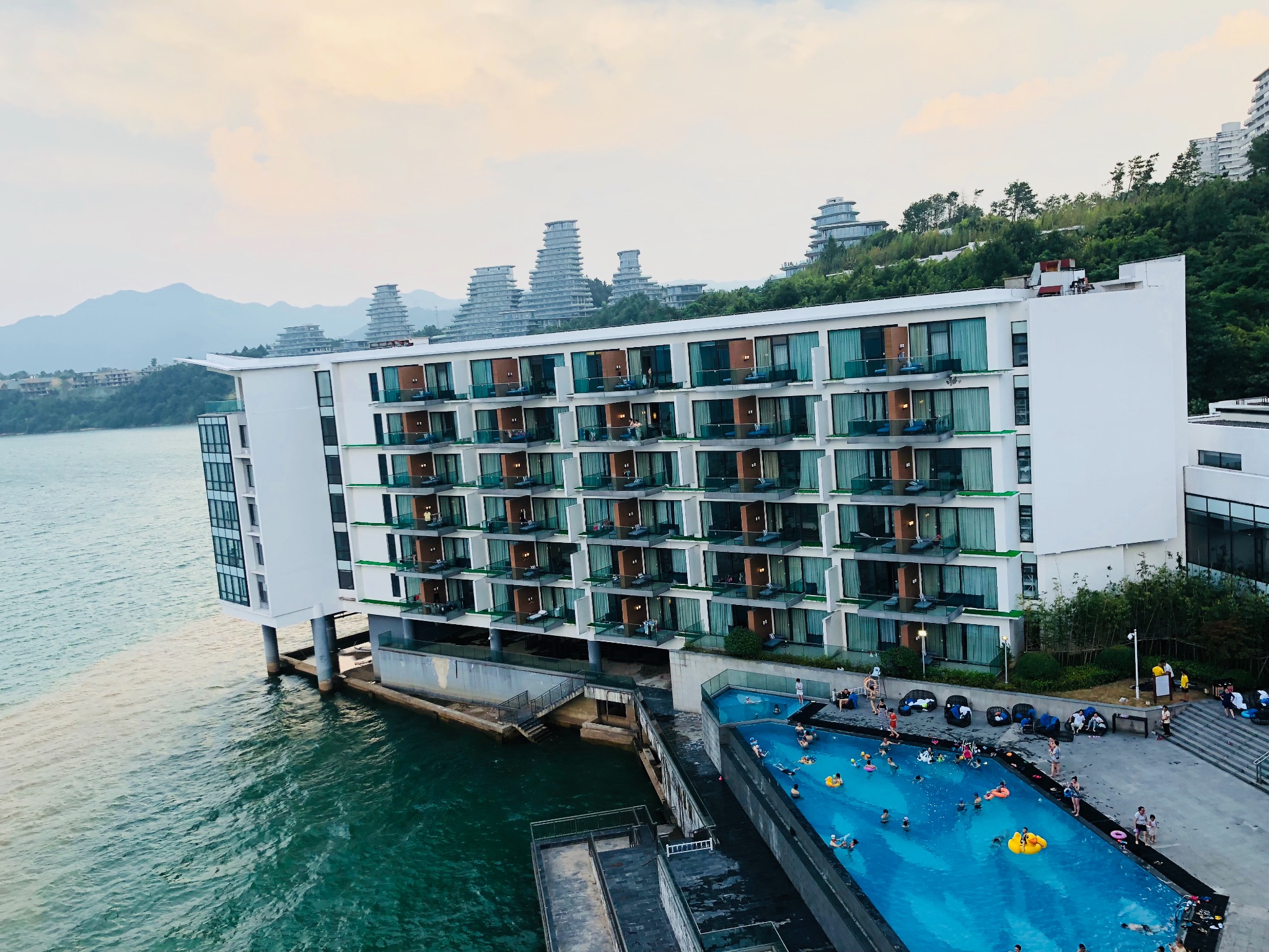 ɽ̫ƽ̵ػʹڼվƵ(Crowne Plaza Huangshan Taiping Lake)ס