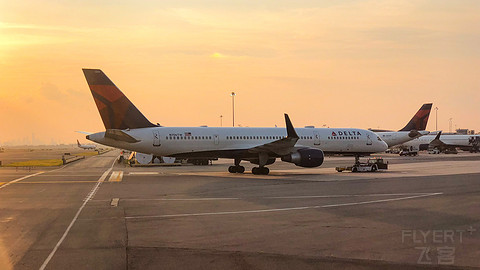 一波三折的纽约行(下): 达美 波音737-900ER (JFK-YVR)