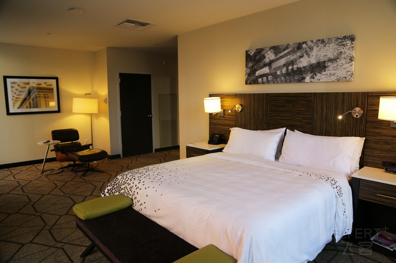 Denver--Renaissance Denver Downtown Hotel Suite (3).JPG